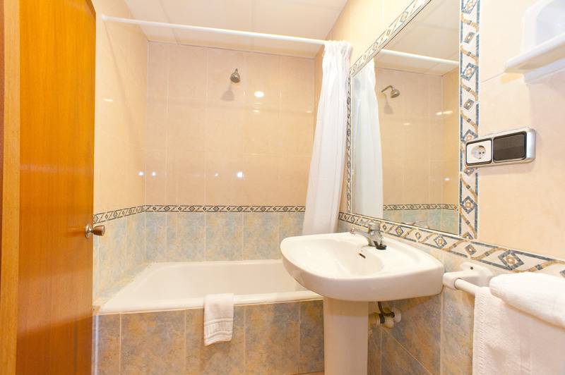 اتاق استاندارد یک نفره, The Red Hotel Adults Only