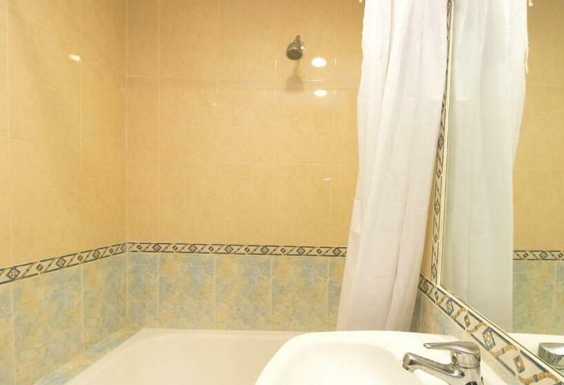 اتاق استاندارد یک نفره, The Red Hotel Adults Only