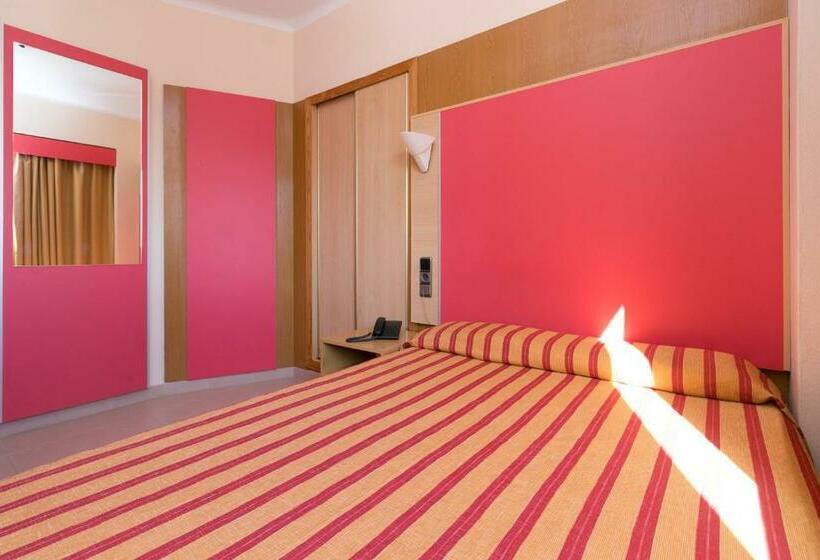 اتاق اکونومی یک تخته, The Red Hotel Adults Only