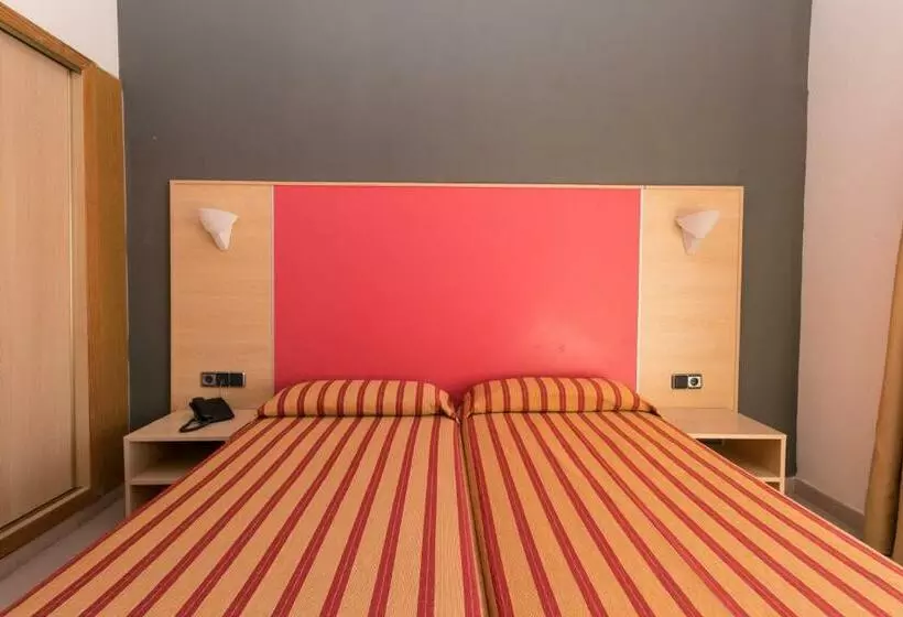 اتاق اکونومی, The Red Hotel Adults Only