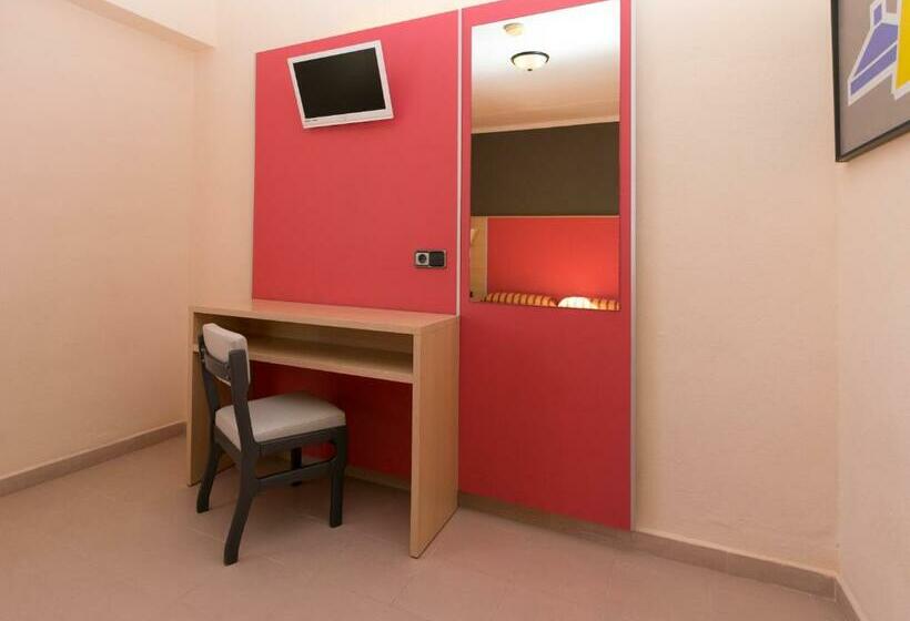 اتاق اکونومی, The Red Hotel Adults Only