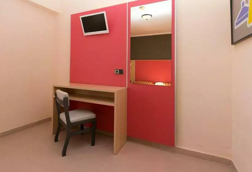 اتاق اکونومی, The Red Hotel Adults Only