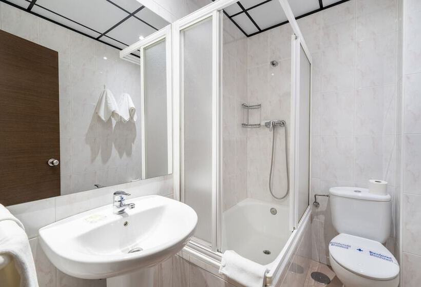 اتاق استاندارد سه نفره, Hostal Ballesta