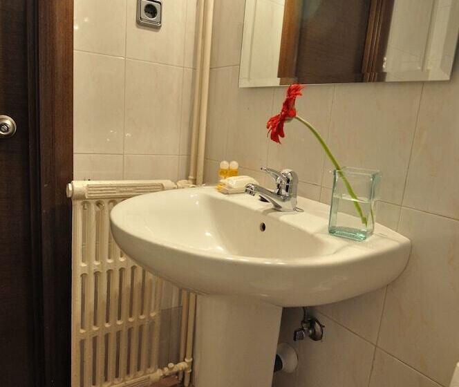 اتاق استاندارد سه نفره, Hostal Ballesta