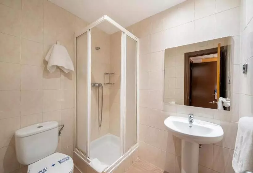 اتاق استاندارد سه نفره, Hostal Ballesta