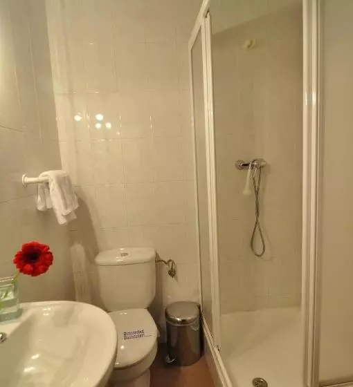 اتاق استاندارد سه نفره, Hostal Ballesta