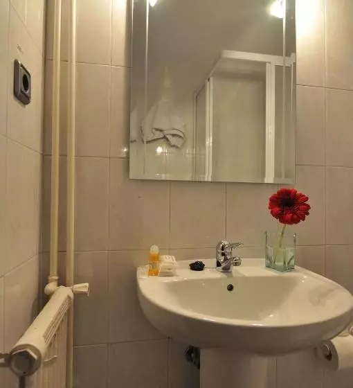 اتاق استاندارد سه نفره, Hostal Ballesta
