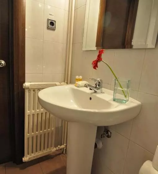اتاق استاندارد سه نفره, Hostal Ballesta
