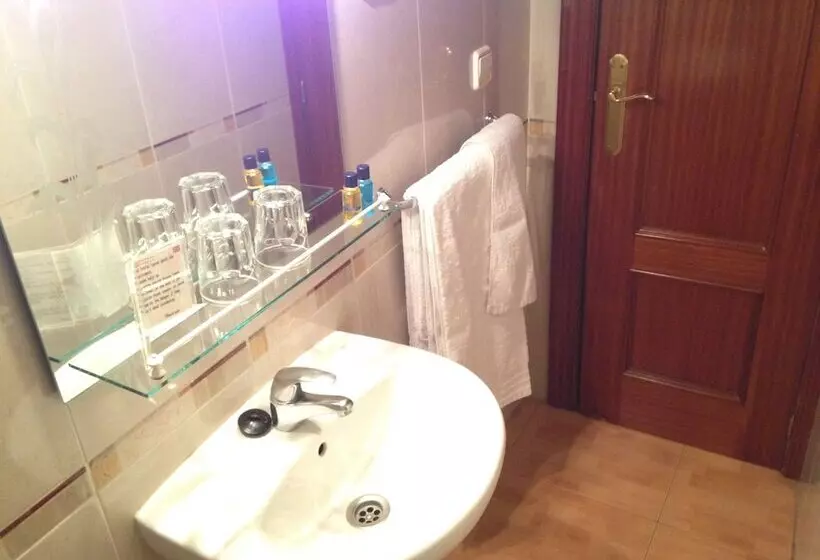 اتاق استاندارد سه نفره, Hostal Maria Luisa