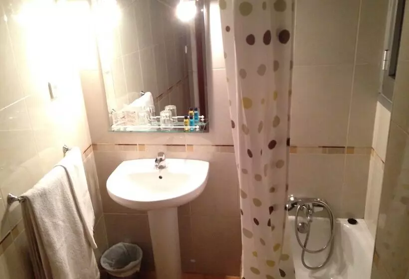 اتاق استاندارد سه نفره, Hostal Maria Luisa
