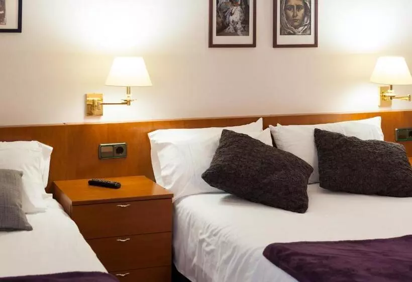 Habitació Triple Estàndard, Hostal Restaurant Roma