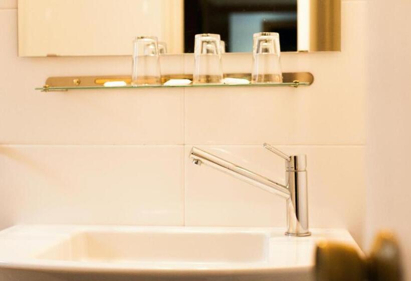 חדר סטנדרט לשלושה, Hostal Restaurant Roma