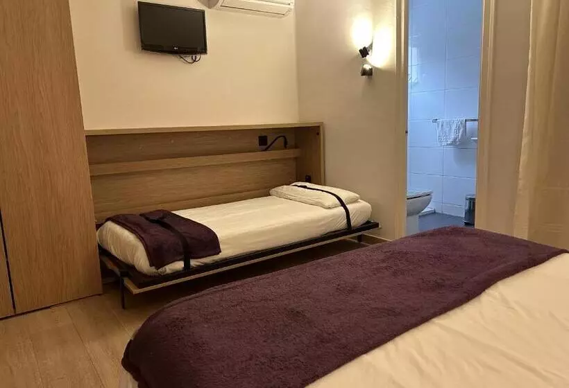 Habitació Triple Estàndard, Hostal Restaurant Roma