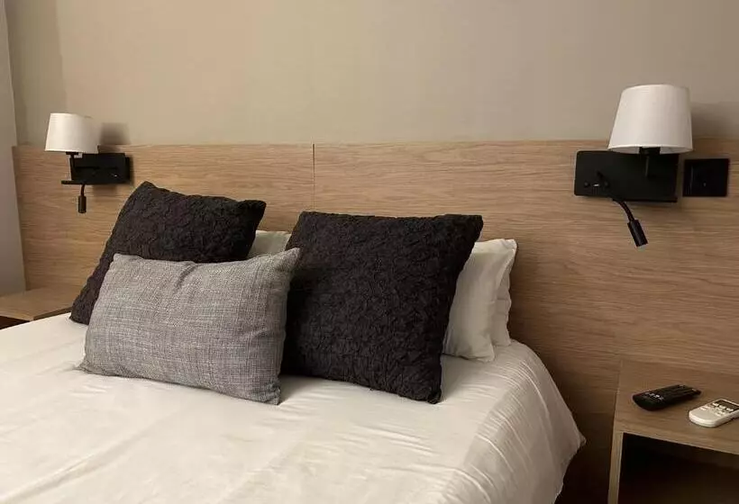 Habitació Triple Estàndard, Hostal Restaurant Roma