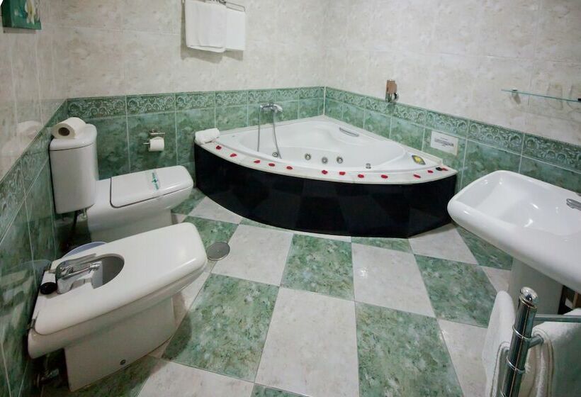 高级房间带漩涡浴缸, Agur