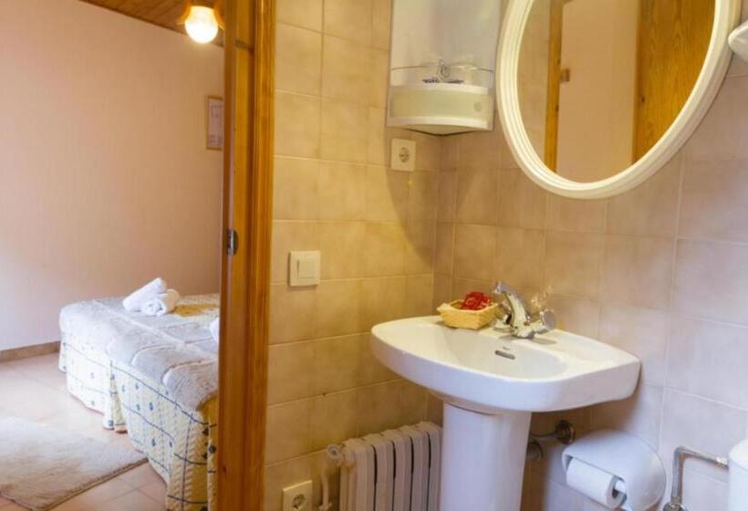 Habitación Triple Estándar, Hostal Aiguamog