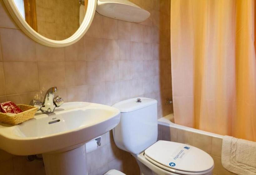 חדר סטנדרט לשלושה, Hostal Aiguamog