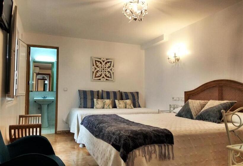 Номер Стандарт Трехместный, Hostal Enriqueta