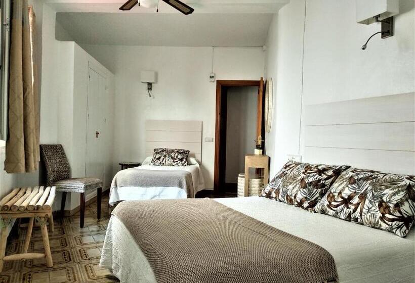 Номер Стандарт Трехместный, Hostal Enriqueta
