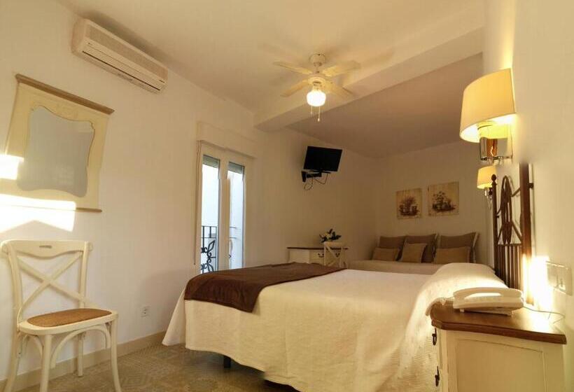 Номер Стандарт Трехместный, Hostal Enriqueta