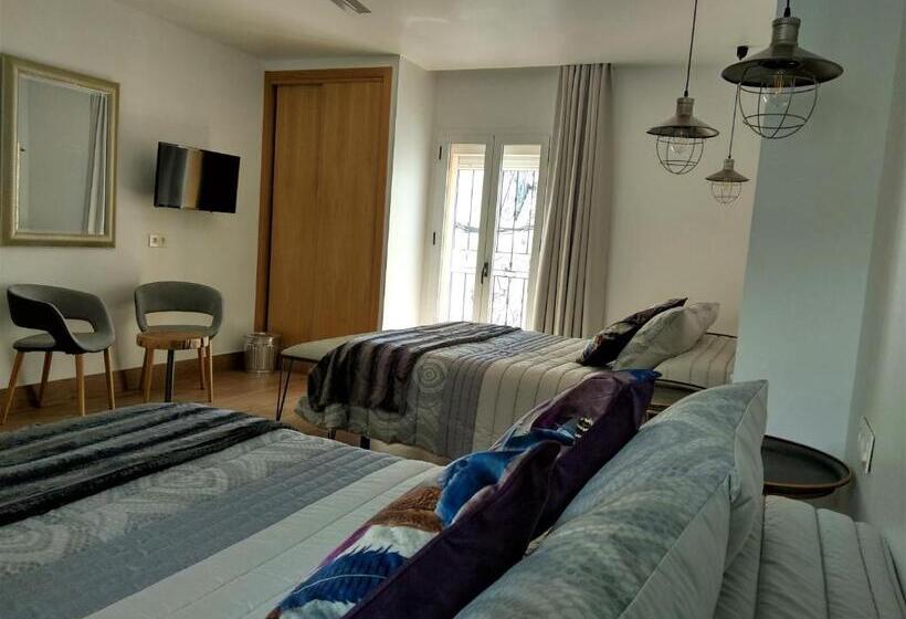 Четырехместный Номер Стандарт, Hostal Enriqueta