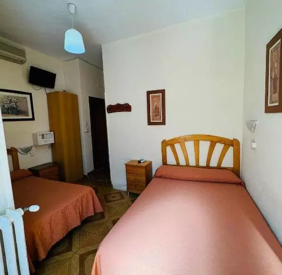 اتاق استاندارد سه نفره, Hostal Fuentesol