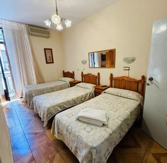 اتاق استاندارد سه نفره, Hostal Fuentesol