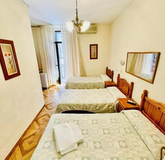 اتاق استاندارد سه نفره, Hostal Fuentesol