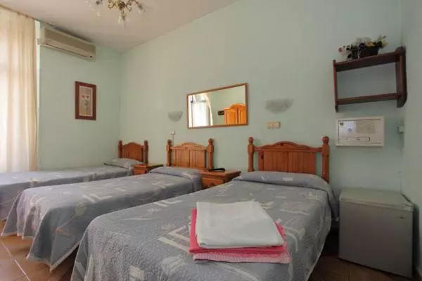 اتاق استاندارد سه نفره, Hostal Fuentesol