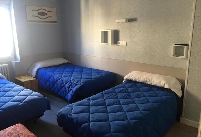 اتاق استاندارد سه نفره, Hostal Rosales