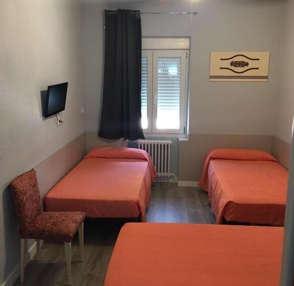 스탠다드 트리플 룸, Hostal Rosales