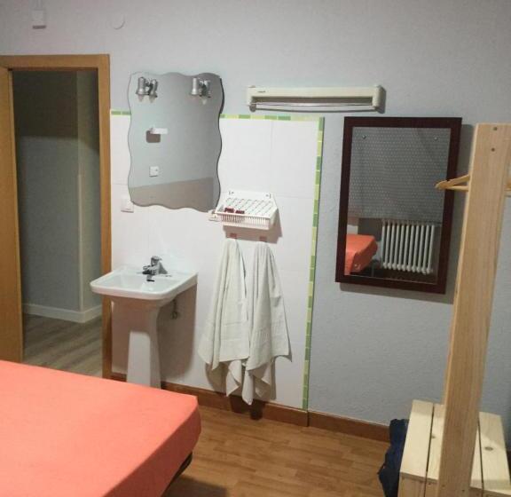 اتاق استاندارد با سرویس بهداشتی مشترک, Hostal Rosales