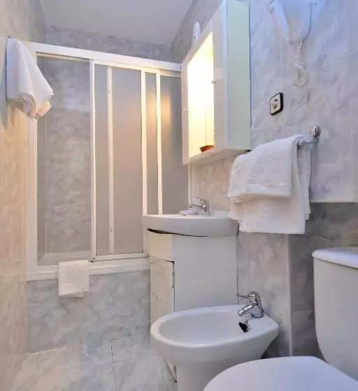 اتاق استاندارد سه نفره, Hostal Sardinero
