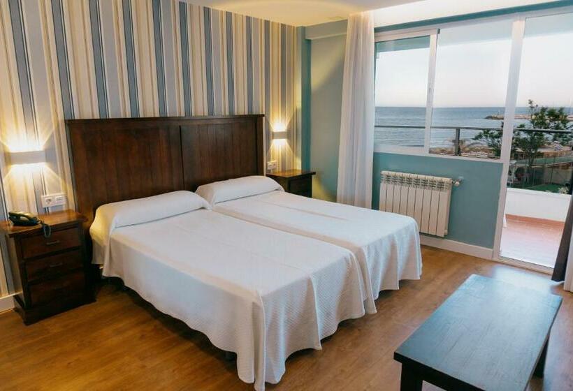 带泳池的标准三人间, La Barracuda