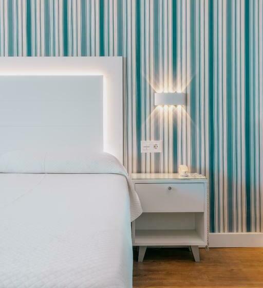 可看到泳池的单人间, La Barracuda