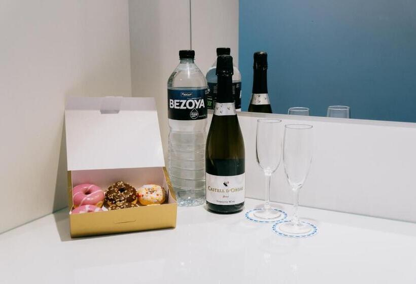 带泳池的标准三人间, La Barracuda