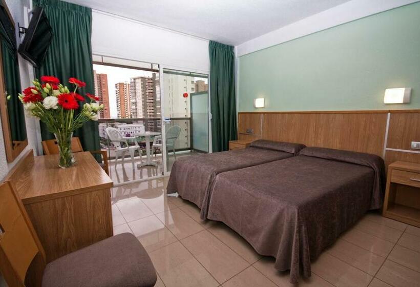 Номер Стандарт Вид на Бассейн, Perla