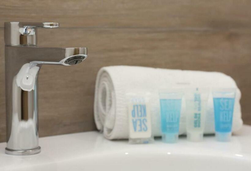 Номер Стандарт Вид на Бассейн, Perla