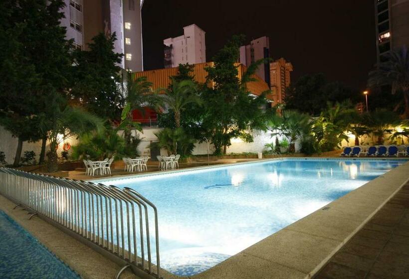 Номер Стандарт Вид на Бассейн, Perla