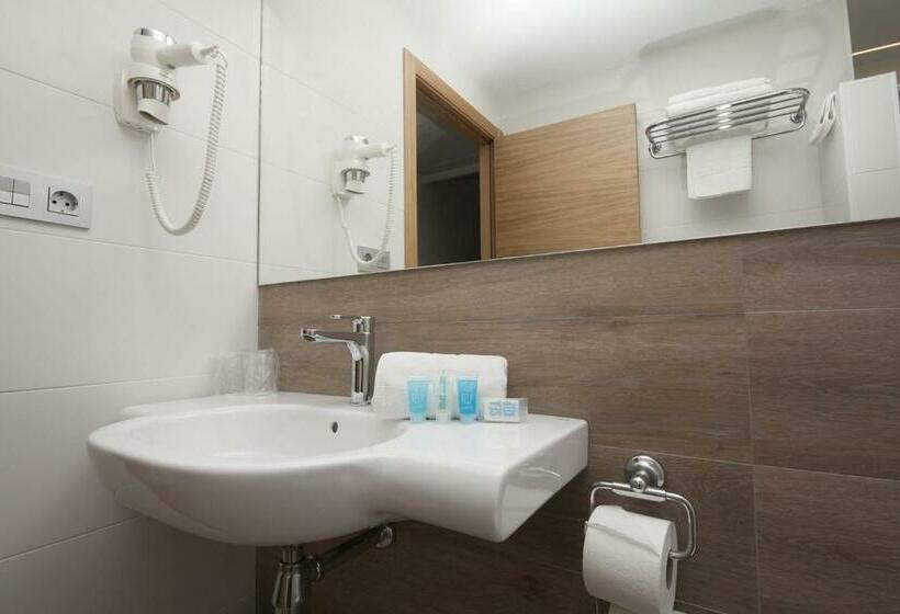 Номер Стандарт Вид на Бассейн, Perla