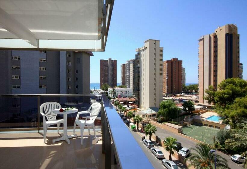 Номер Стандарт Вид на Бассейн, Perla