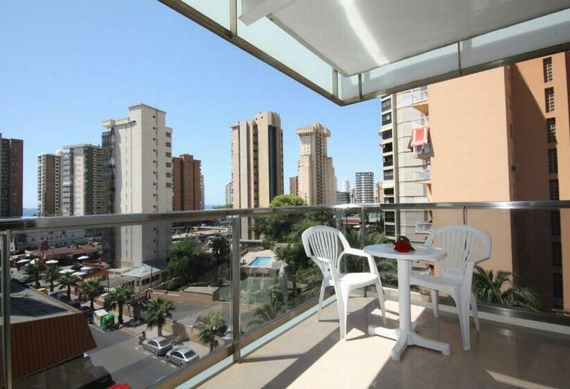 Номер Стандарт Вид на Бассейн, Perla