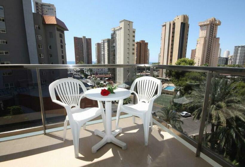 Номер Стандарт Вид на Бассейн, Perla