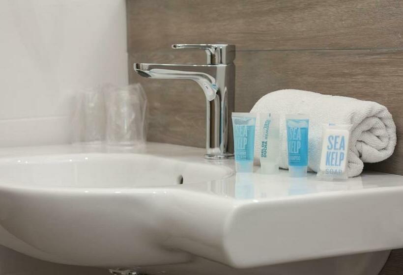 Номер Стандарт Вид на Бассейн, Perla