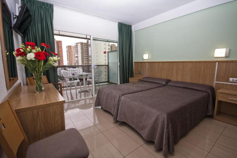 Номер Стандарт Вид на Бассейн, Perla