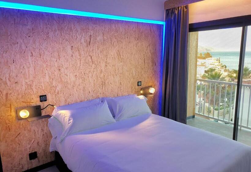 חדר סטנדרט נוף לים עם מרפסת, Mb Hostels Premium Eco  Adults Recommended