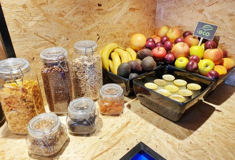 חדר סטנדרט נוף לים עם מרפסת, Mb Hostels Premium Eco  Adults Recommended