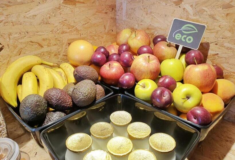 חדר סטנדרט נוף לים עם מרפסת, Mb Hostels Premium Eco  Adults Recommended