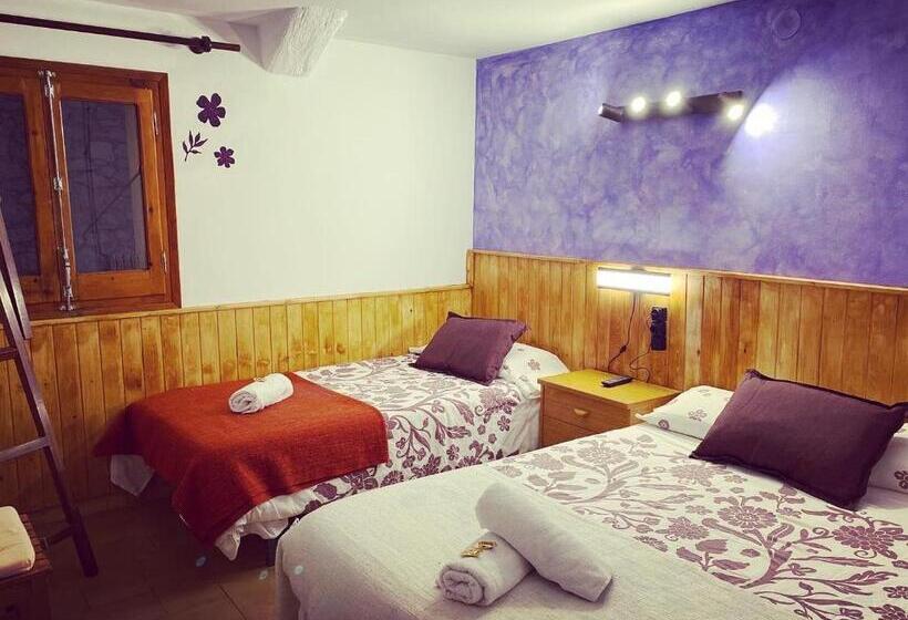 Номер Стандарт Трехместный, Hostal La Cuineta De Cal Triuet