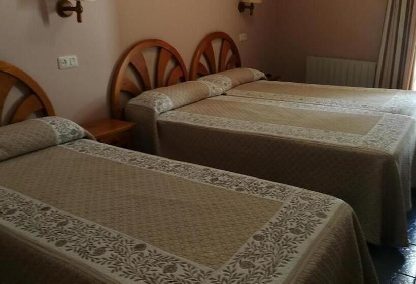 스탠다드 트리플 룸, Hostal Casa Lacreu